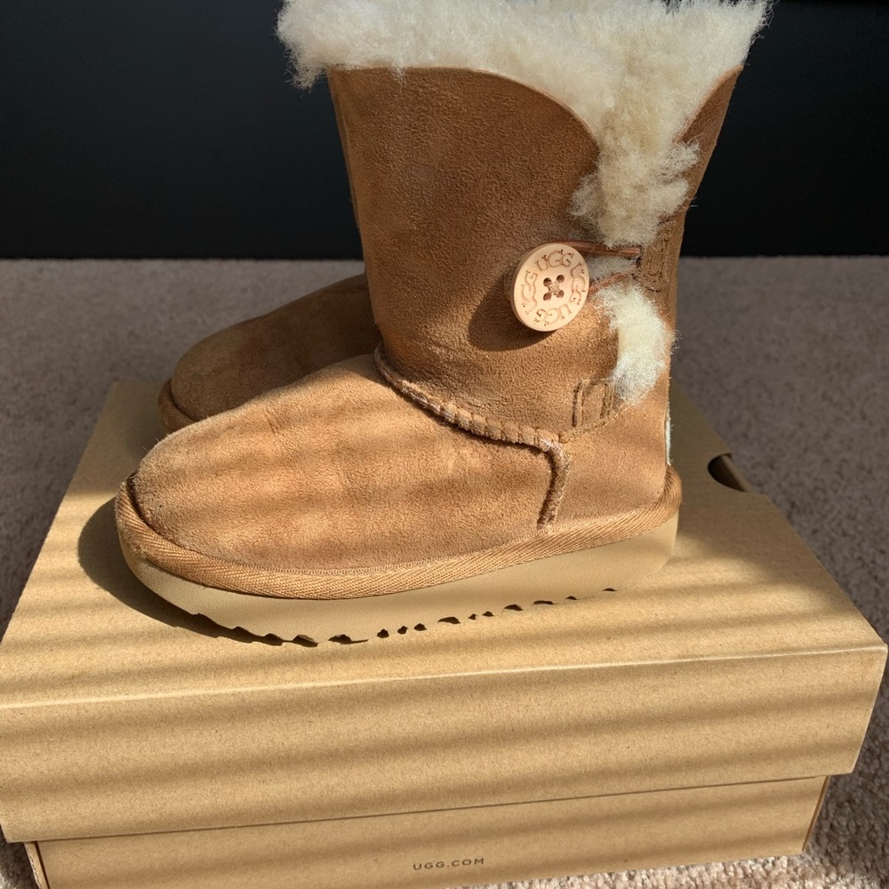 ✨Girls Bailey button UGG✨